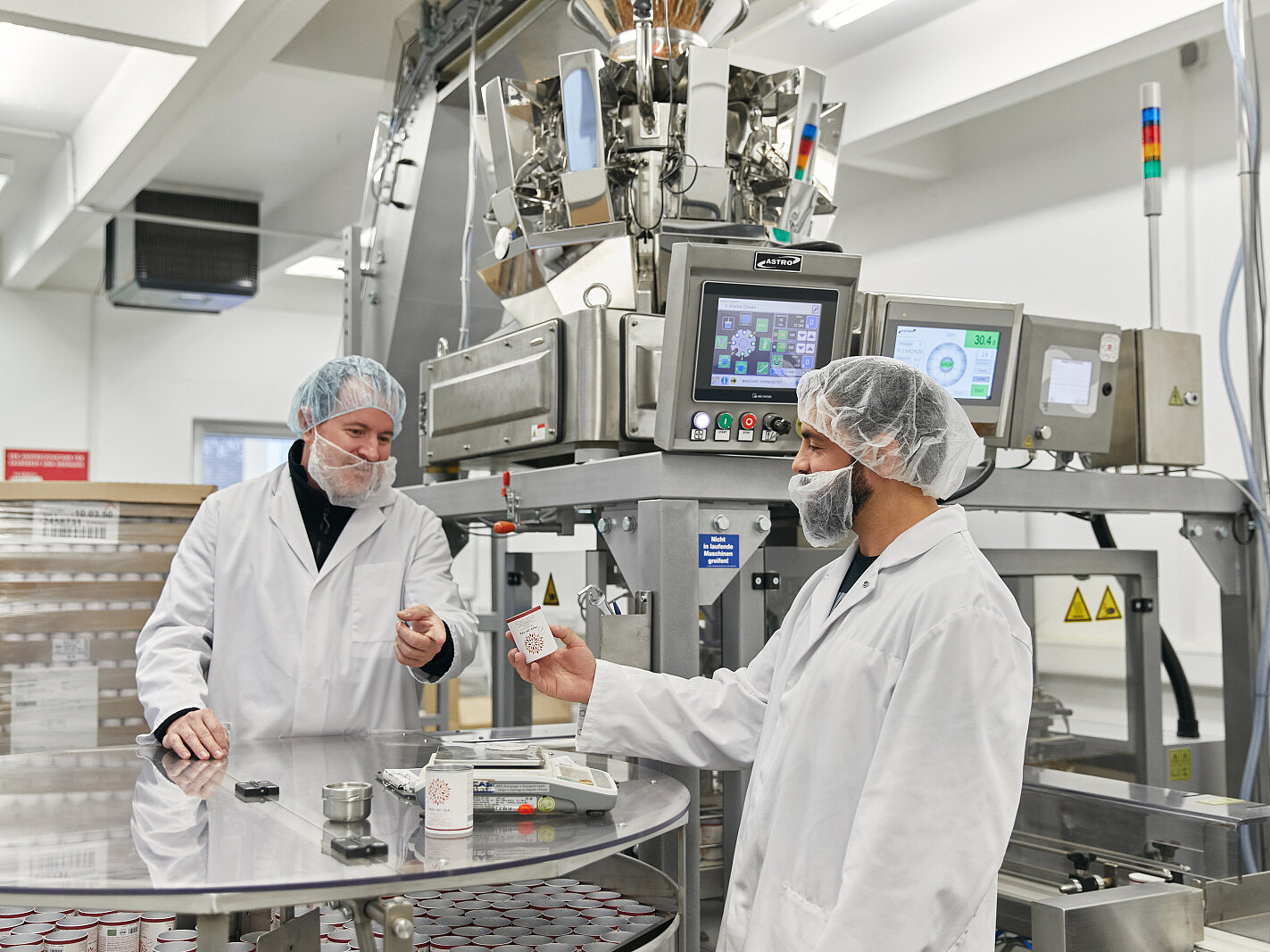 zwei männer in produktionshalle